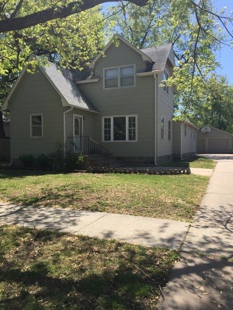 417 E 3rd St, Newton, KS 67114