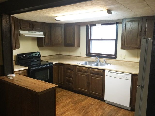 417 E 3rd St, Newton, KS 67114