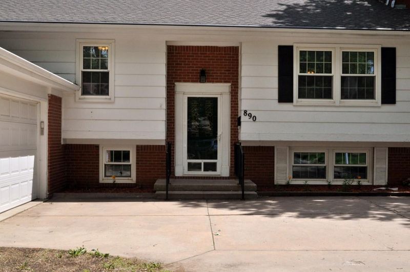 890 E Greenway Ct, Derby, KS 67037