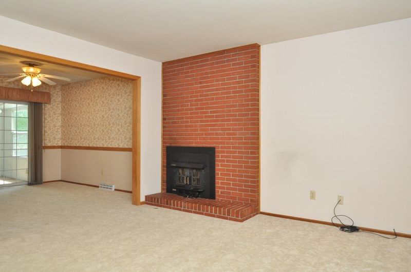 890 E Greenway Ct, Derby, KS 67037