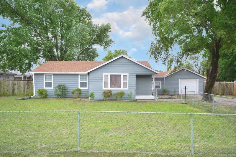 521 E 55th St S, Wichita, KS 67216
