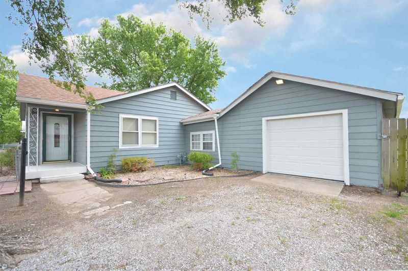 521 E 55th St S, Wichita, KS 67216