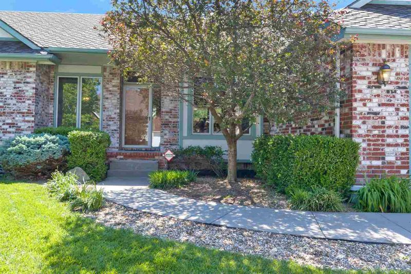8261 E Oxford Ct, Wichita, KS 67226