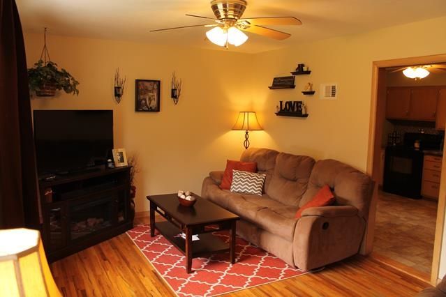 1316 W 9th St, Newton, KS 67114