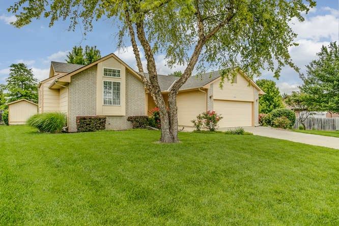 210 E Lockridge St, Mulvane, KS 67110