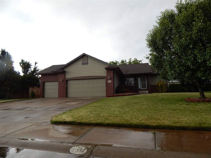 2124 E Glen Hills Dr, Derby, KS 67037