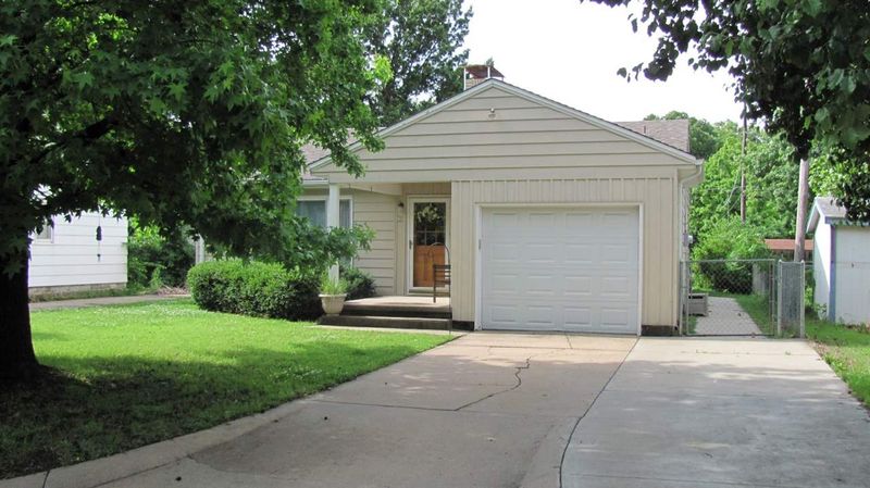 721 W 8th St, Newton, KS 67114