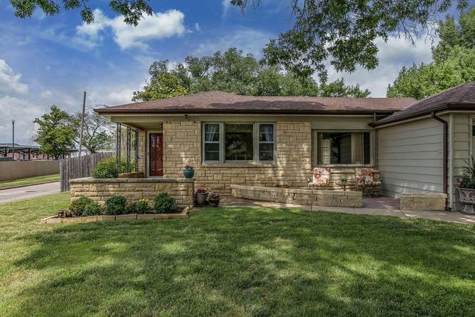 255 S Ridgewood Dr, Wichita, KS 67218