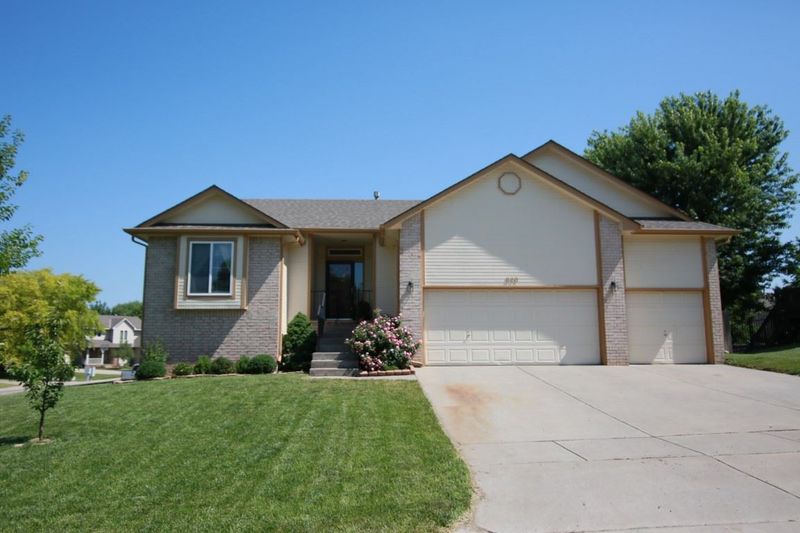 820 E Southcrest Dr, Derby, KS 67037