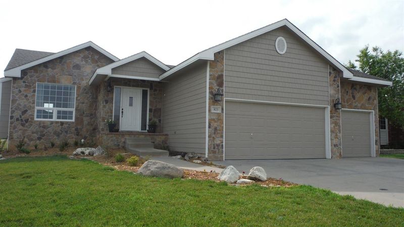 823 S Hedgewood, Andover, KS 67002