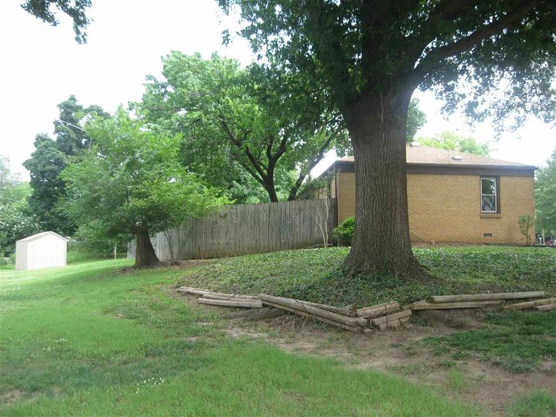 801 N El Paso Dr, Derby, KS 67037