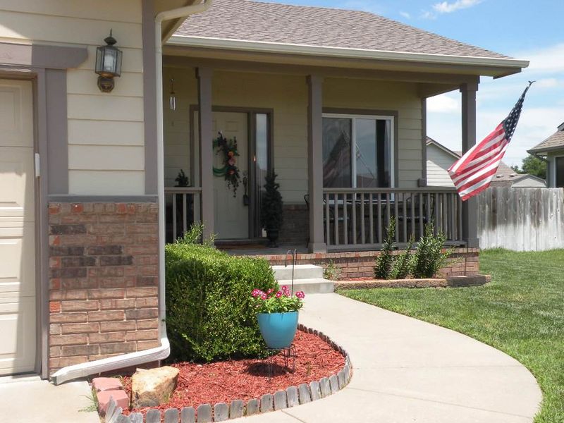 2218 E Surrey Ln, Derby, KS 67037