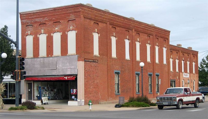 924 Main St, Winfield, KS 67156