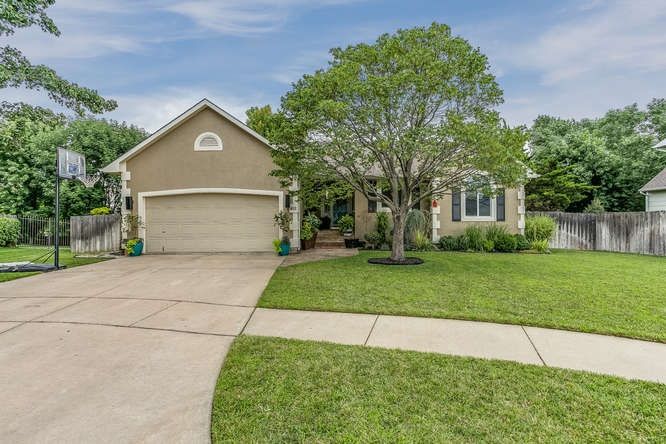 812 E Rushwood Ct, Derby, KS 67037