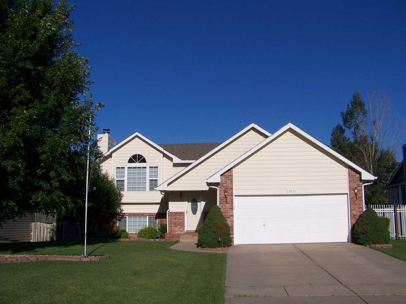 857 N Plantation Rd, Maize, KS 67101-9594