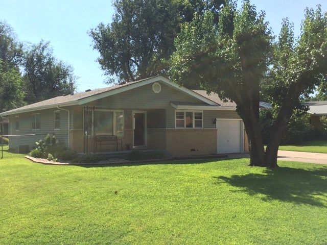 1323 N Westview Dr, Derby, KS 67037
