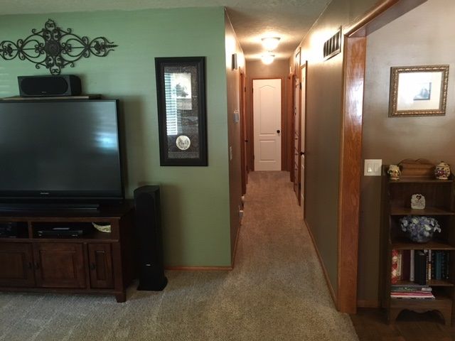 1323 N Westview Dr, Derby, KS 67037