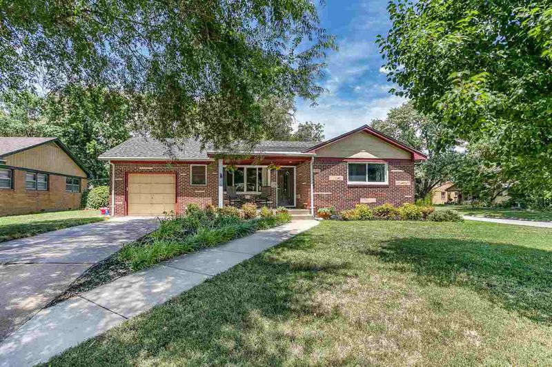 226 E English St, Mulvane, KS 67110
