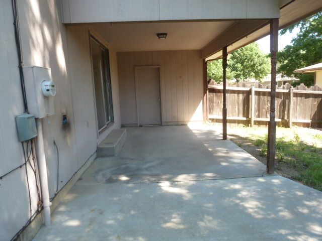 1015 Trinity Dr, Newton, KS 67114