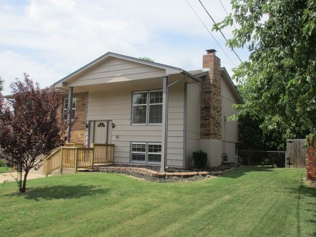 8314 E Castle Dr, Wichita, KS 67207