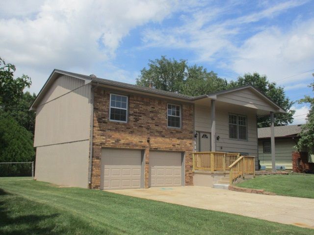 8314 E Castle Dr, Wichita, KS 67207