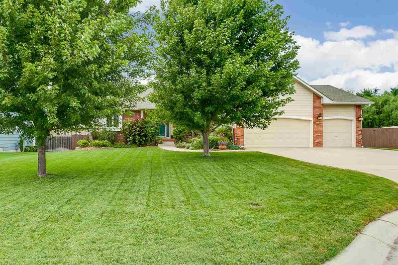 4926 E Hedgerow Ct, Bel Aire, KS 67220