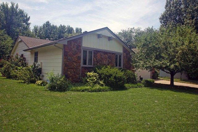 1202 N Armstrong Ct, Derby, KS 67037