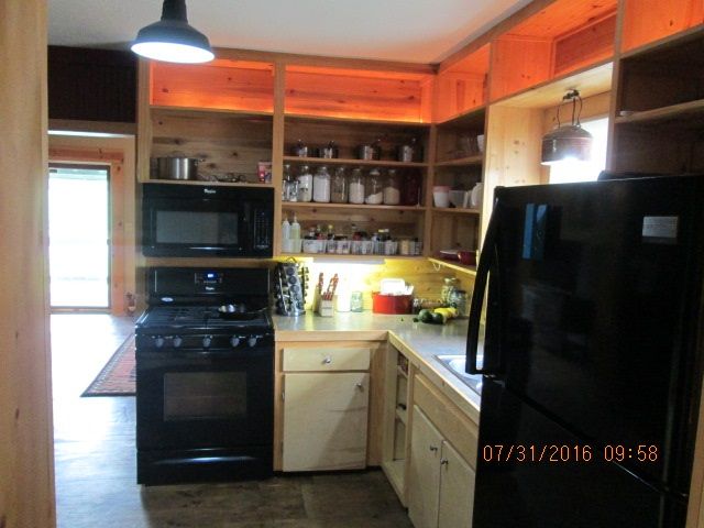 8005 N Seneca St, Valley Center, KS 67147