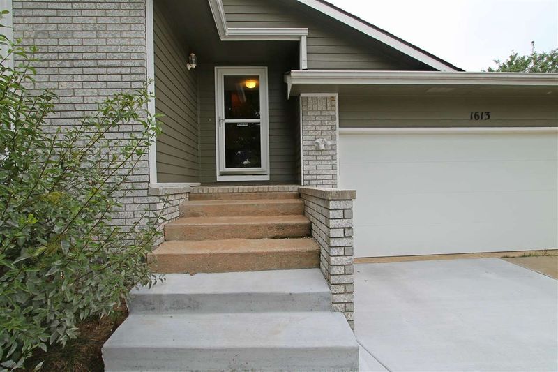 1613 E Warren Ave, Derby, KS 67037