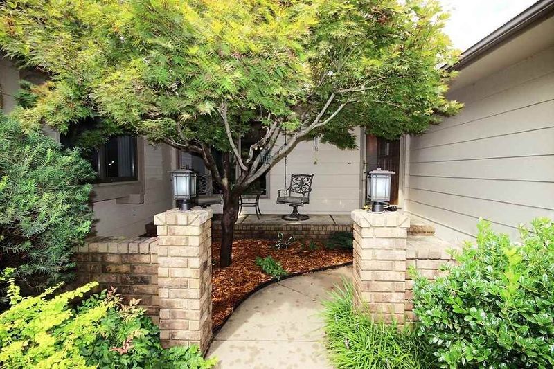 725 E Mockingbird Ln, Derby, KS 67037