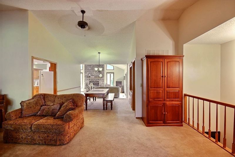 725 E Mockingbird Ln, Derby, KS 67037