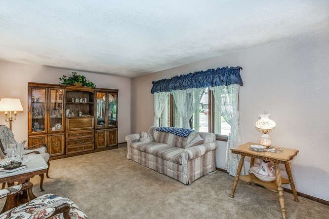 1312 E Cresthill Rd, Derby, KS 67037