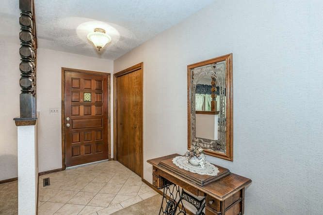 1312 E Cresthill Rd, Derby, KS 67037
