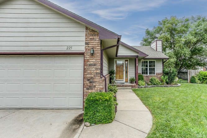 225 E Valley Park Dr, Valley Center, KS 67147