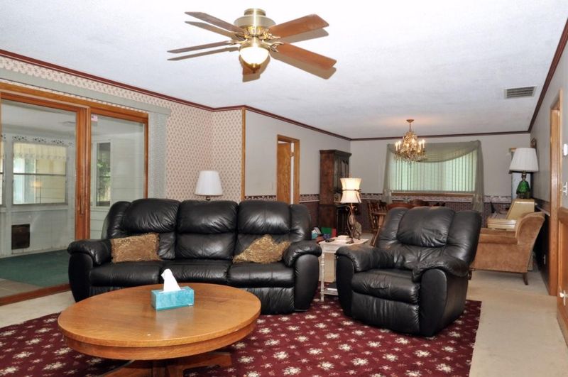 321 Sweezy St, Halstead, KS 67056