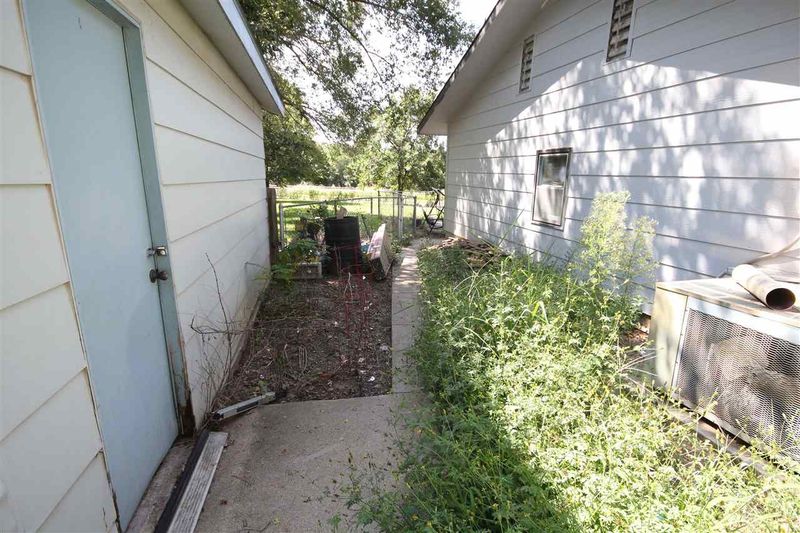 714 S 4th Ave, Mulvane, KS 67110