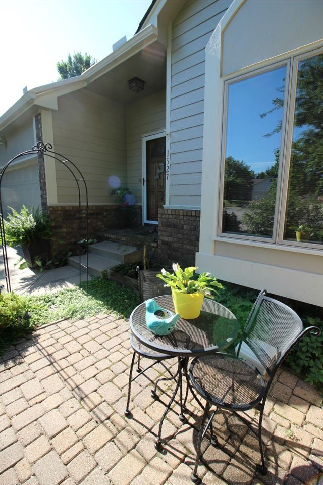 1527 E Cardinal Ct, Derby, KS 67037