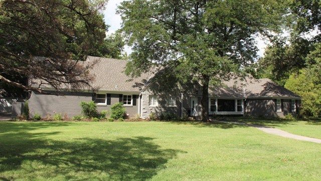16 E Douglas Ave, Wichita, KS 67207