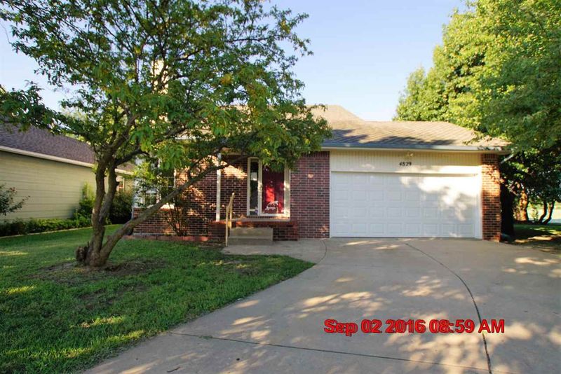 4829 Farmstead Ct, Bel Aire, KS 67220