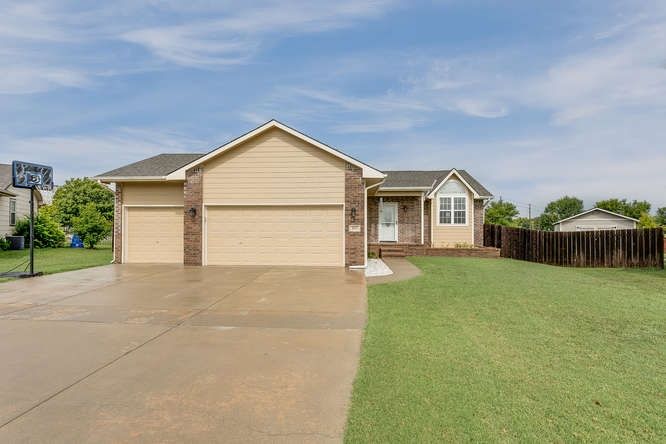 853 S Sunset Cir, Andover, KS 67002