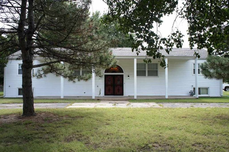 310 S Summitlawn, Wichita, KS 67209