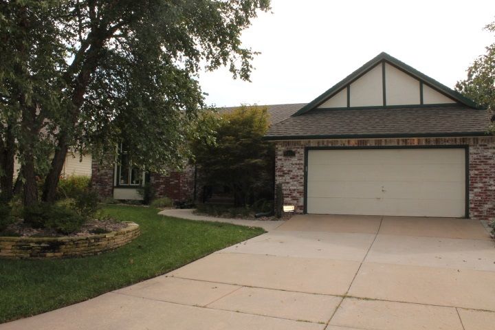 9317 E Lakepoint Dr, Wichita, KS 67226