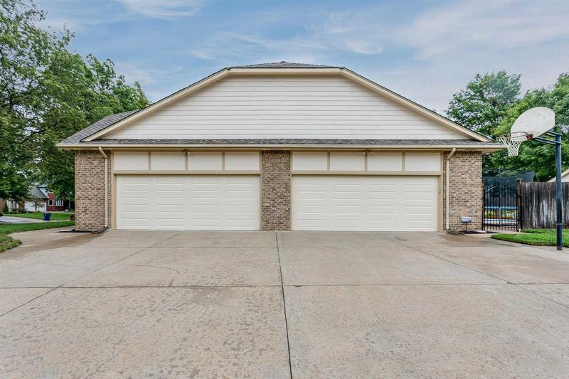 1515 E Quail Ct, Derby, KS 67037