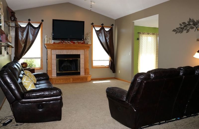 800 E Meadowlark Ln, Newton, KS 67114