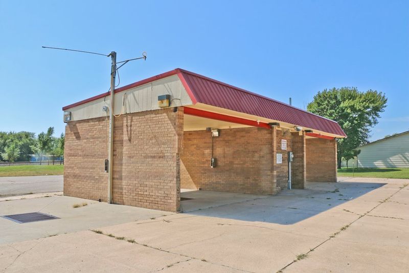 223 E Silknitter Rd, Rose Hill, KS 67133