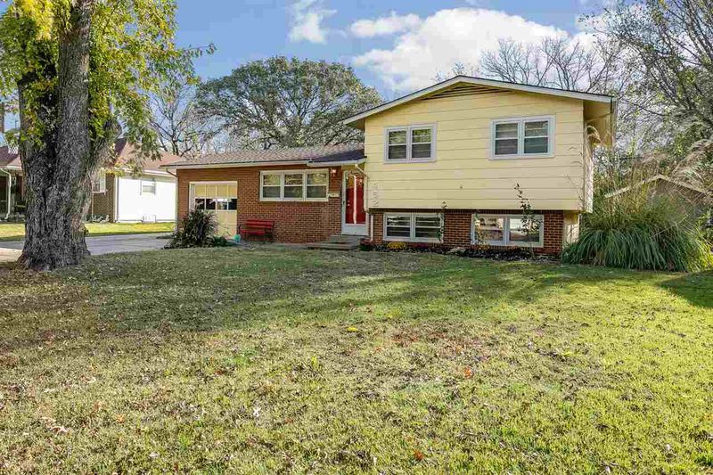 452 S Spring Creek Dr, Derby, KS 67037