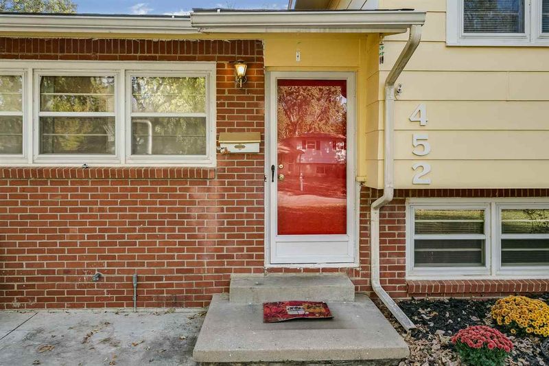 452 S Spring Creek Dr, Derby, KS 67037