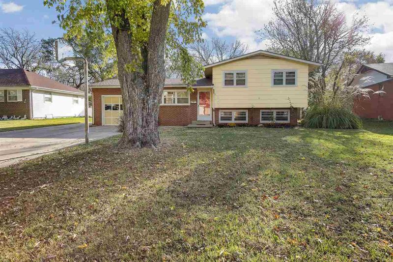452 S Spring Creek Dr, Derby, KS 67037