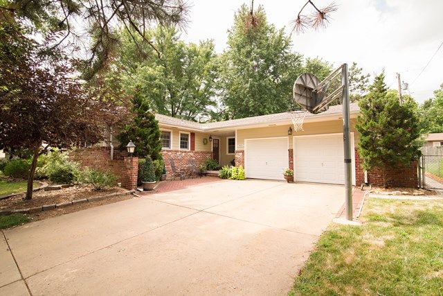 919 E Wedgewood Dr, Derby, KS 67037