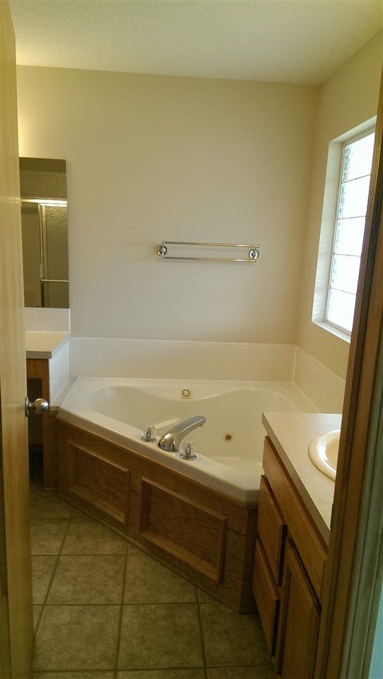904 E Peach Ct, Haysville, KS 67060